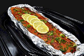 Hele Perzische zalmzijde met verse citroen